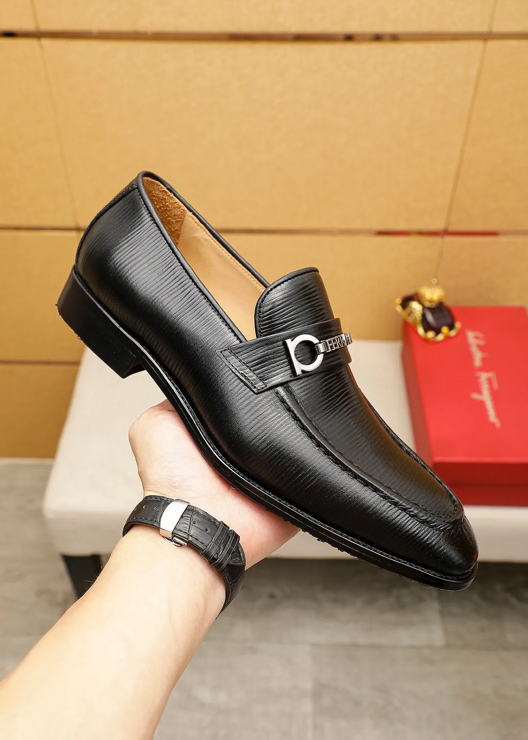 Men's shoes 💰460 💐 Product trademark: Ferragamo "Ferragamo" casual leather shoes Regular size: 38-44 (45.46🉑️customized) Product materials: Selected imported first-layer open-edge beaded cowhide floral upper + luxury hardware buckle, imported water-dyed cowhide leather lining. Strong three-dimensional visual effect, original outsole color: 2⃣️seed leather materials optional
